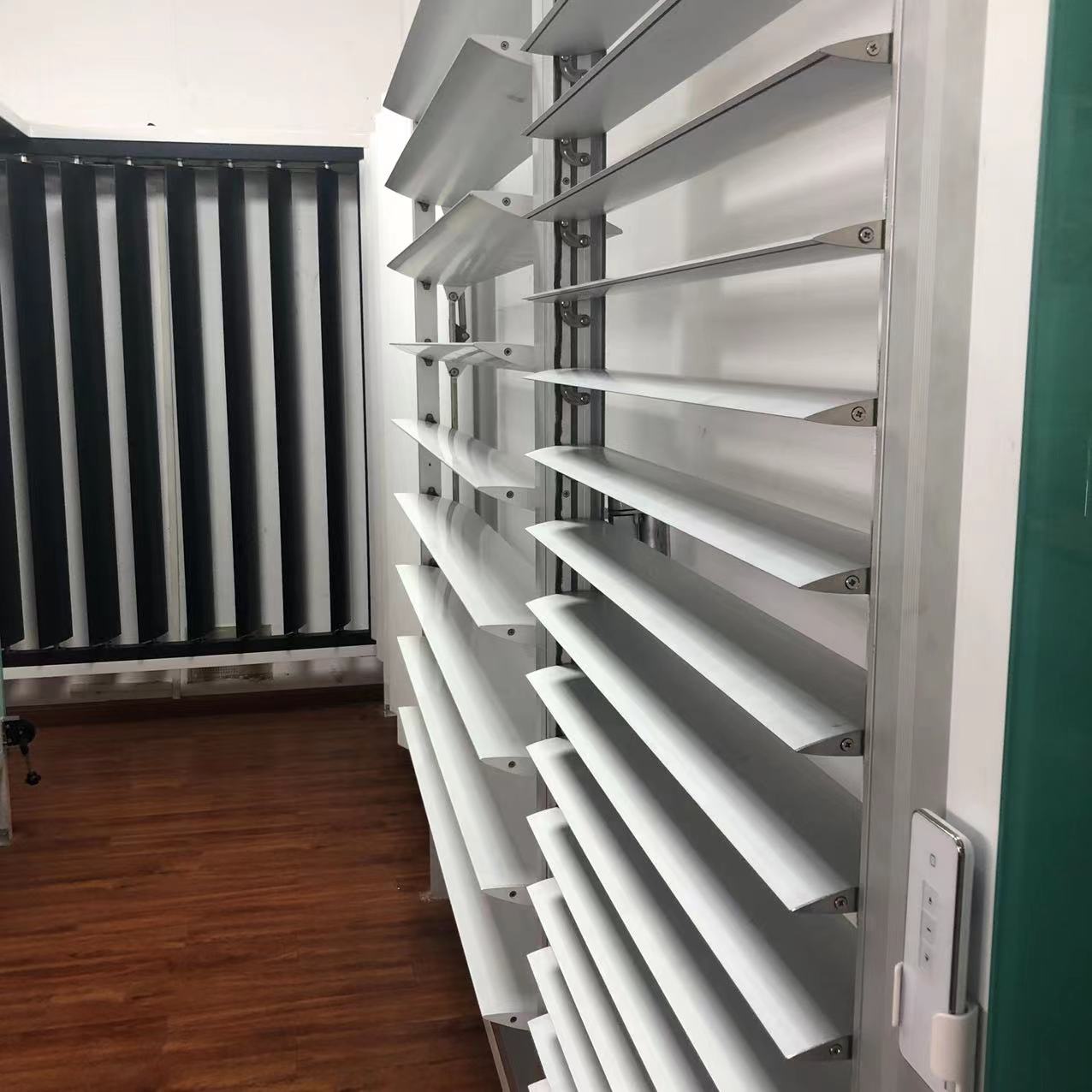 Motorized Aluminum Alloy Louvered Blade Adjustable Louver Jalousie Windows Outdoor Horizontal Modern