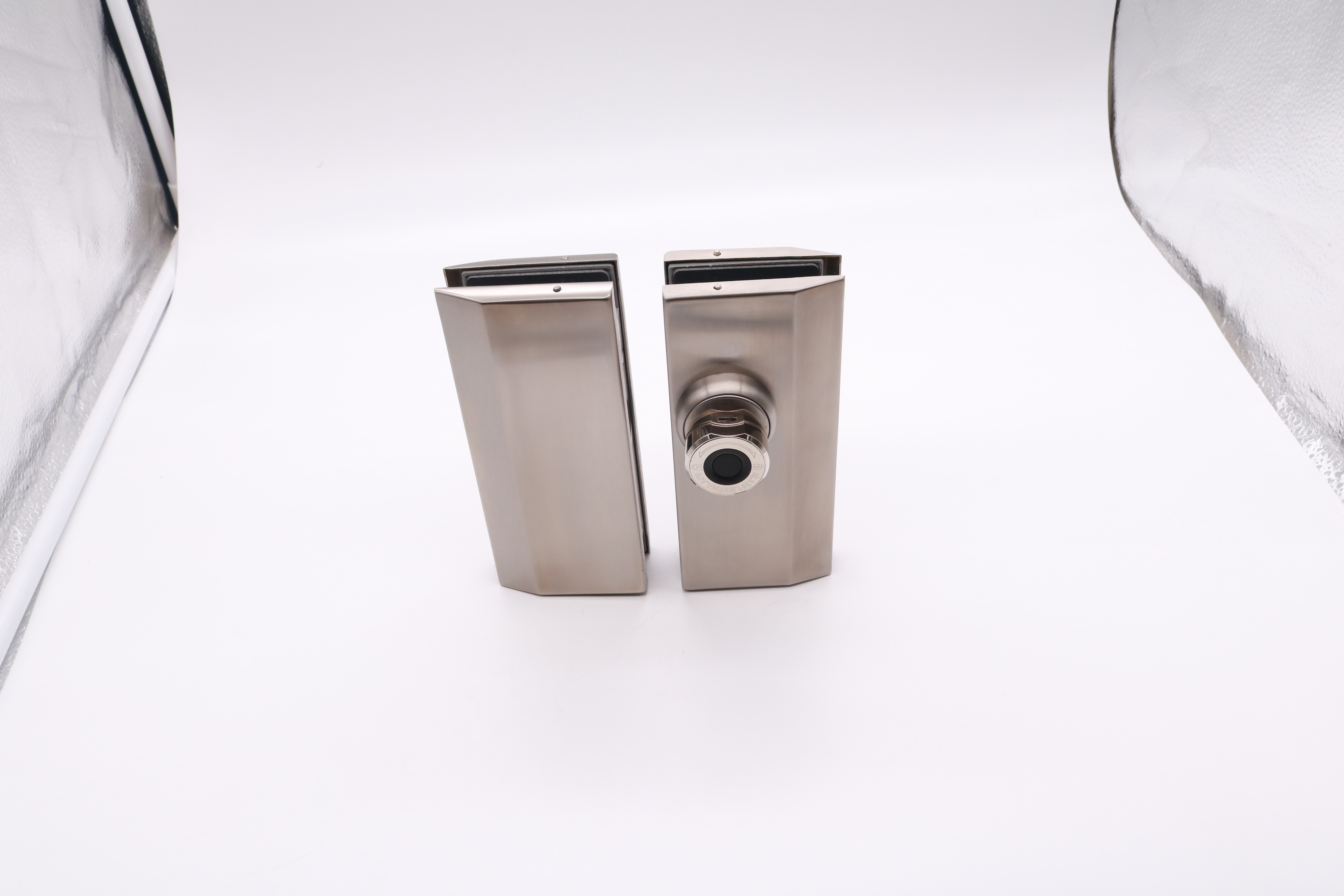 Square beveled door lock without handles
