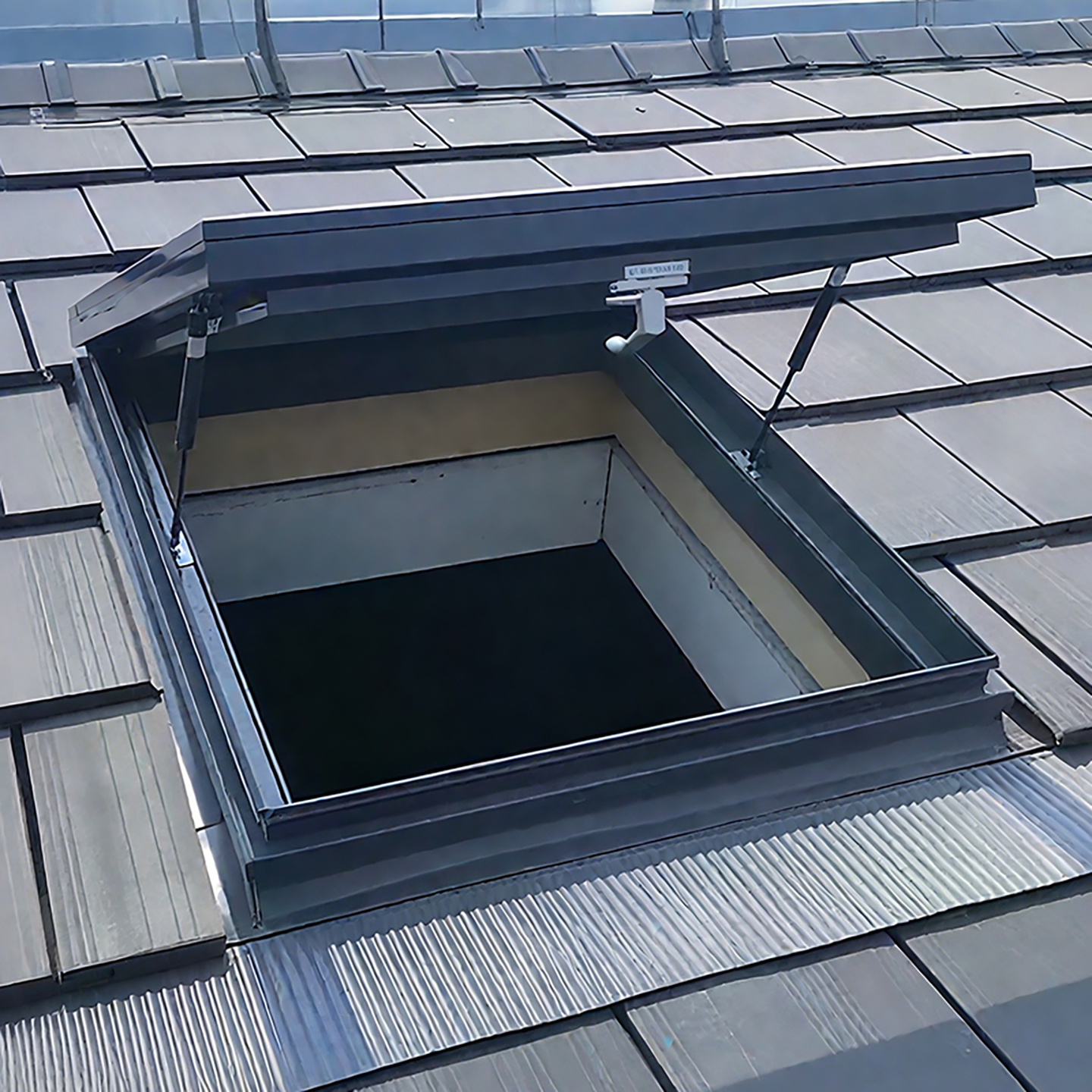 Manual Swing Vented Skylight 600X600mm Double Layer Tempered Glass Aluminum Alloy Frame for Attics Basements Roofs House Windows